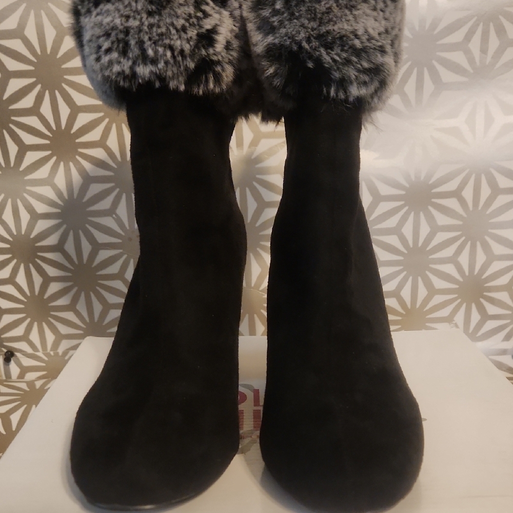 Cozy Black Heeled Boots with Plush Fur Trim